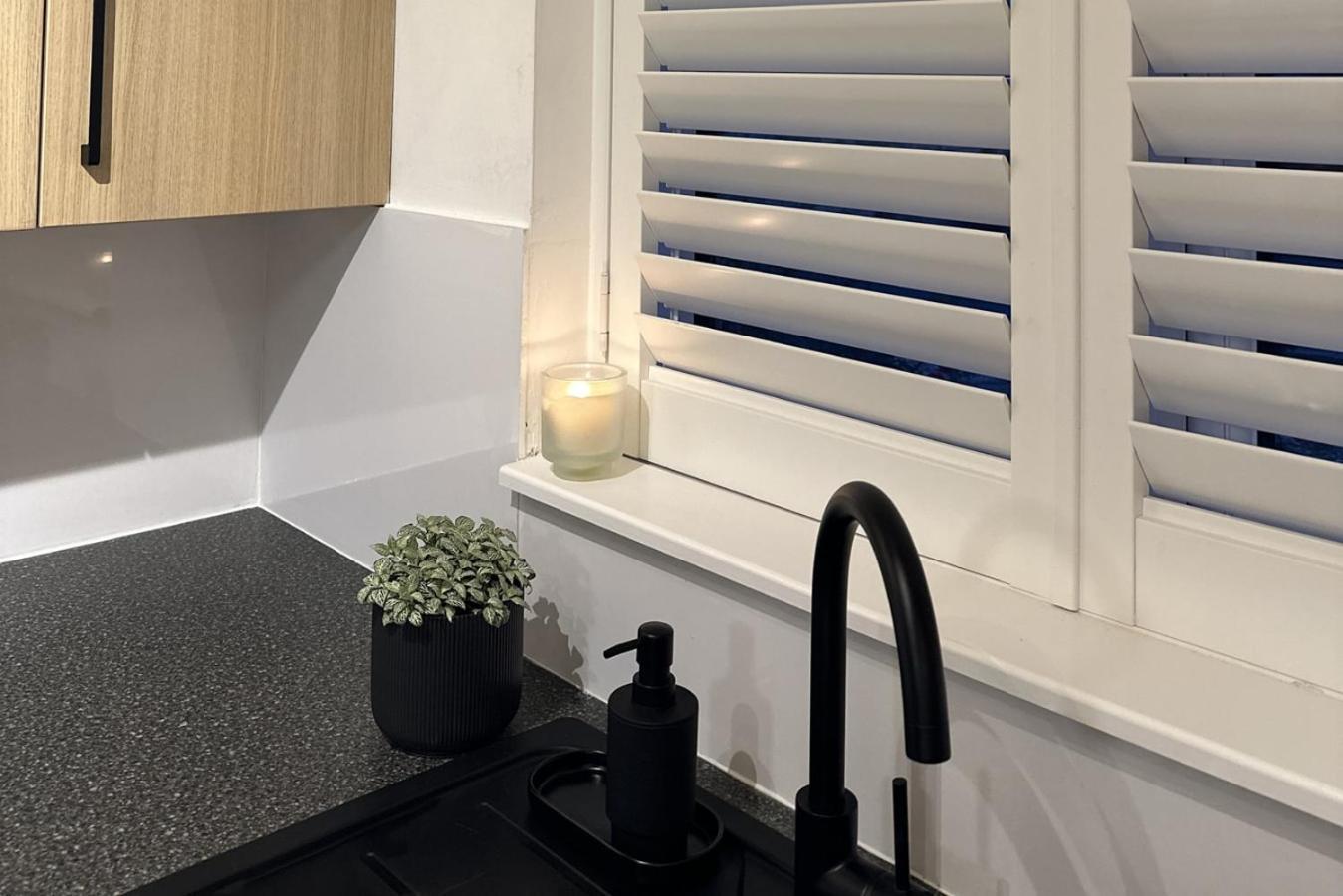 Cosy 1Bd Getaway Perfect For Couples Stamford Apartment Luaran gambar